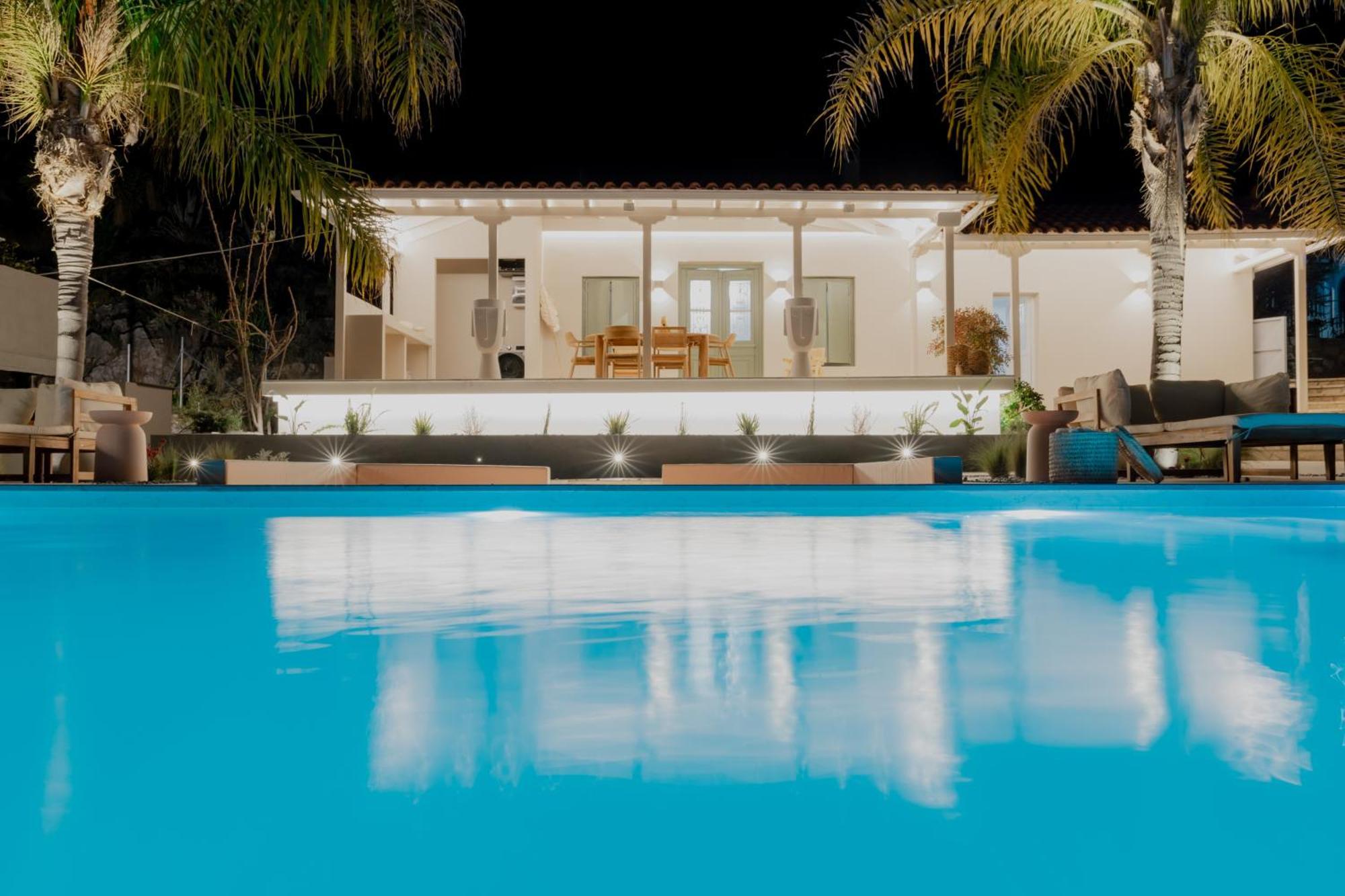 Nafplio Blue Topaz Poolside Villa ภายนอก รูปภาพ
